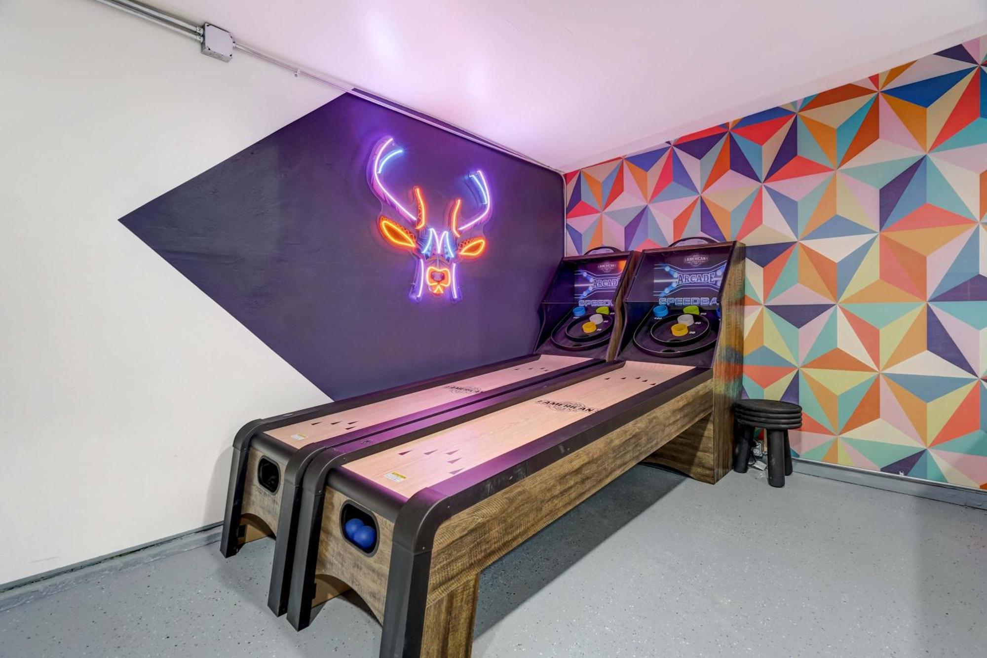 Pikes Charm - King Workspace 4k Roku Bbq Apartment