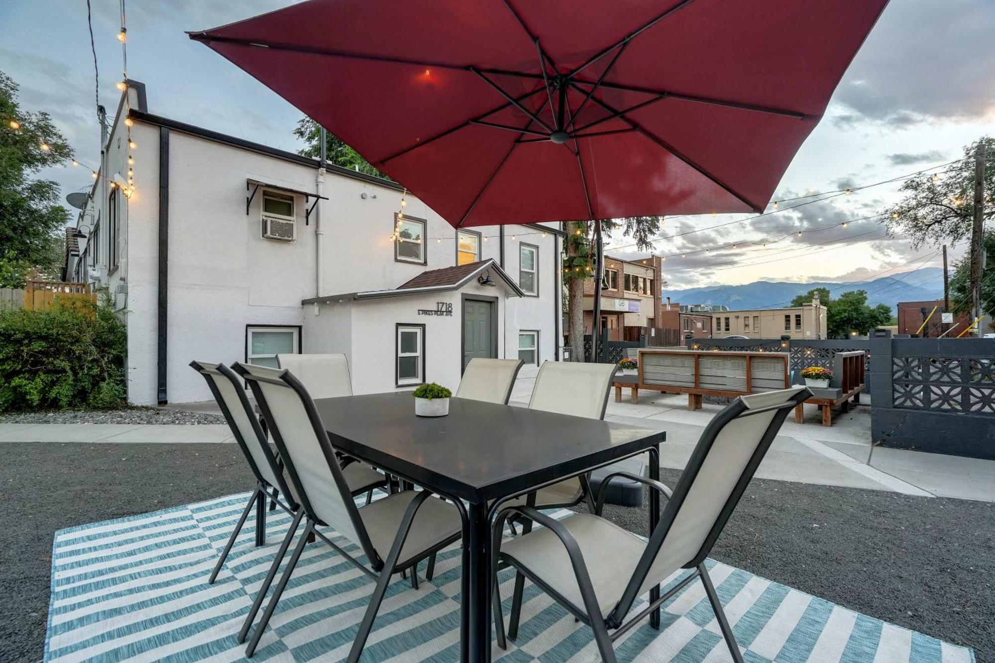 Apartment Pikes Charm - King Workspace 4k Roku Bbq