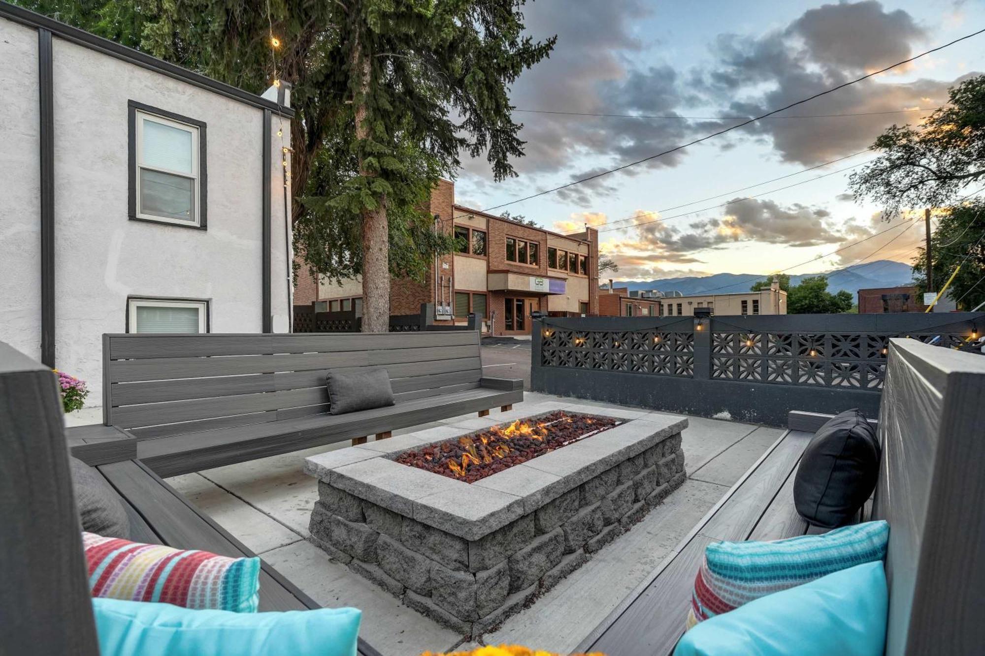 Pikes Charm - King Workspace 4k Roku Bbq Apartment