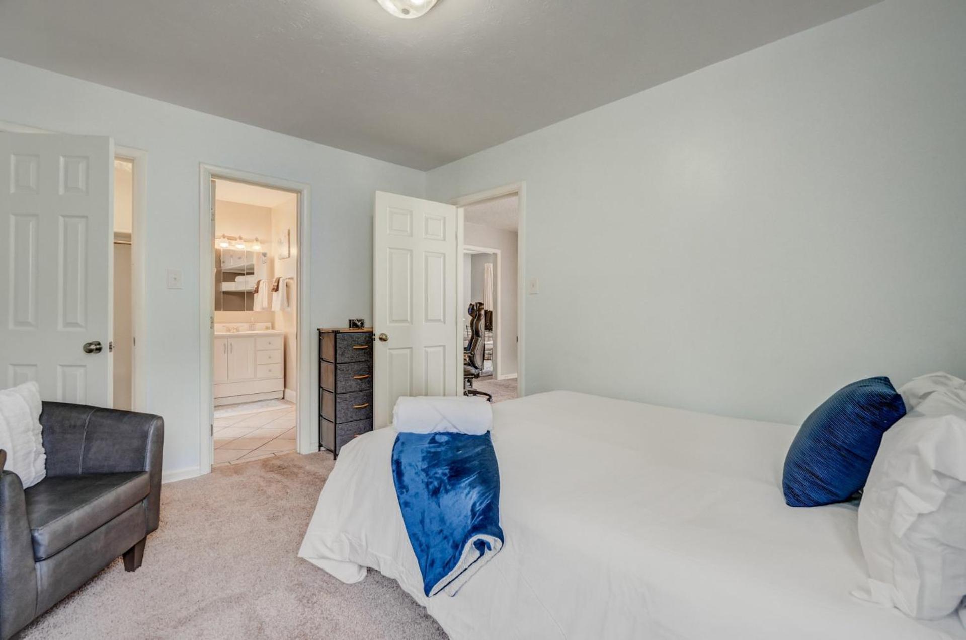Steps To Downtown Eateries & Bars - With Fire Pit! Holiday home Colorado Springs
