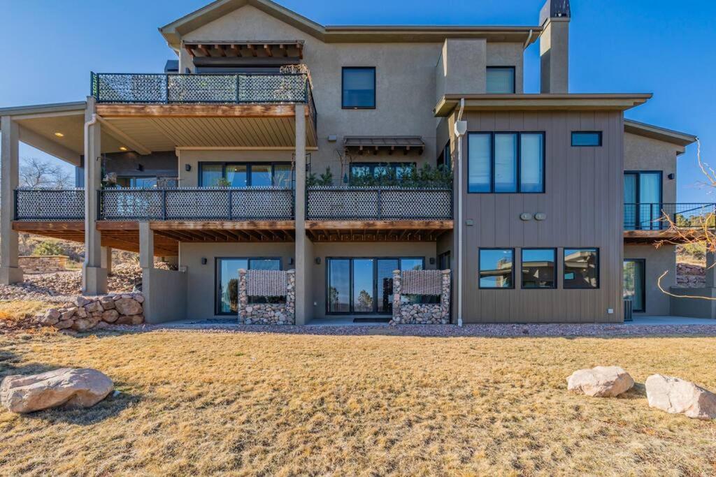 Cathedral Spires Luxury Tucked In The Mtn's Villa *