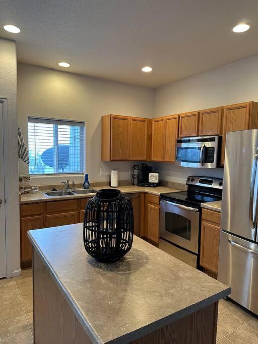 Gem - 8 Mins To Airport & Downtown With Free Parking Holiday home Colorado Springs