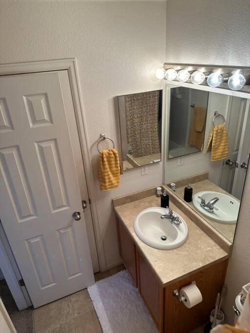 Gem - 8 Mins To Airport & Downtown With Free Parking