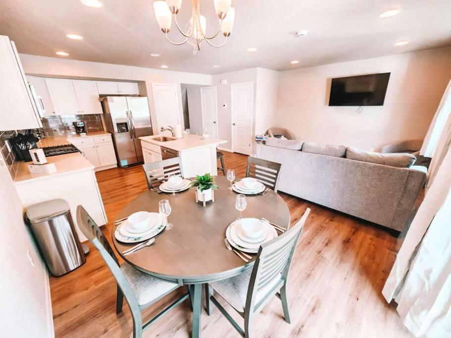 Holiday home 3 Min To Airport Gates Pet Friendly Townhouse *