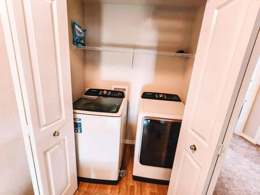 3 Min To Airport Gates Pet Friendly Townhouse Holiday home Colorado Springs