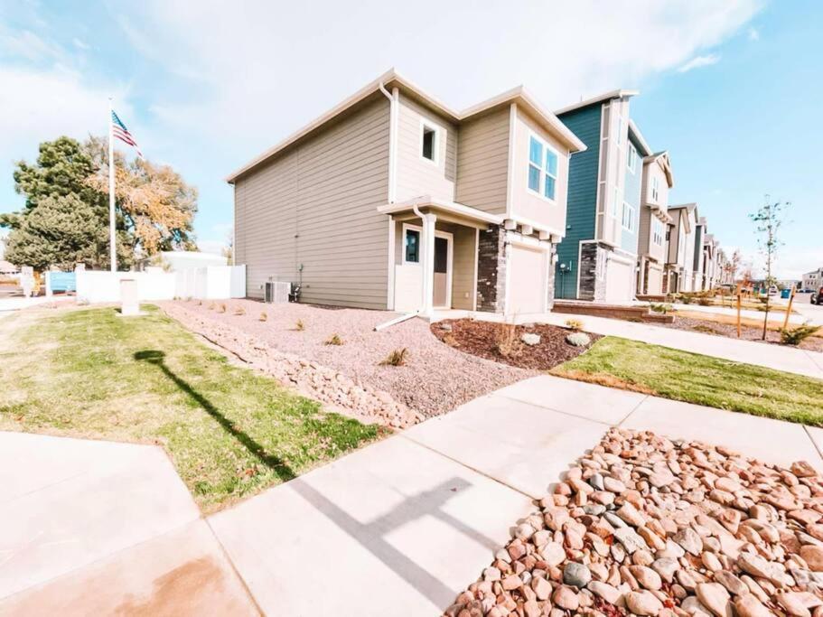 3 Min To Airport Gates Pet Friendly Townhouse Holiday home Colorado Springs