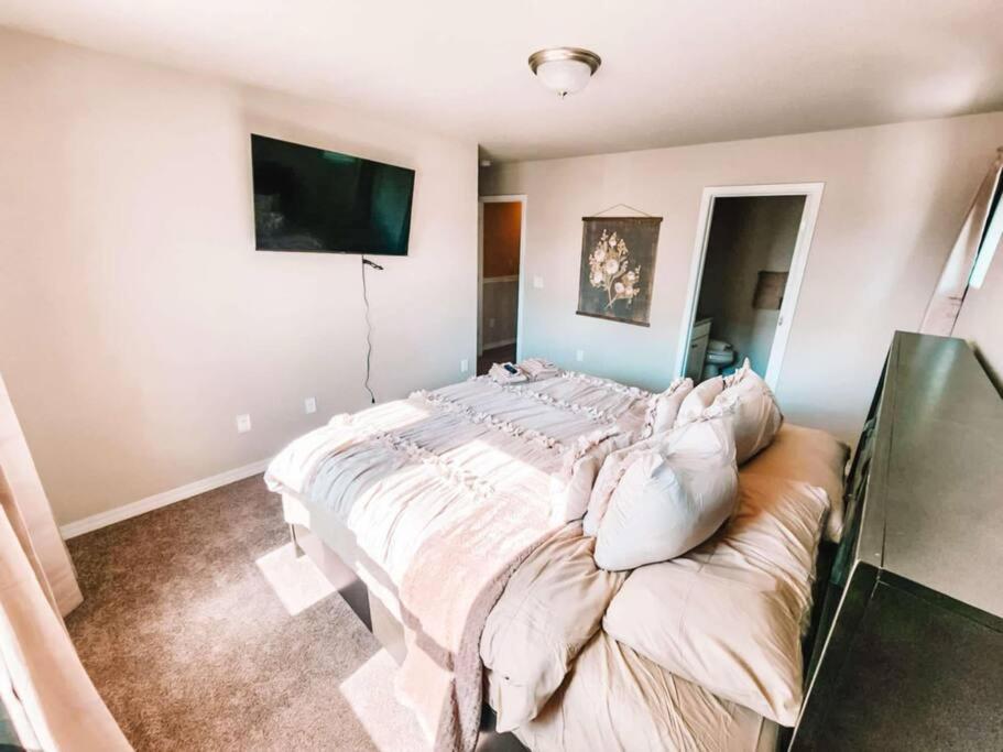 3 Min To Airport Gates Pet Friendly Townhouse