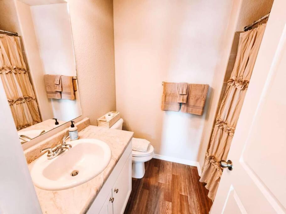 3 Min To Airport Gates Pet Friendly Townhouse Holiday home Colorado Springs