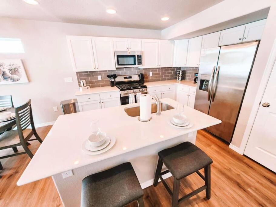 3 Min To Airport Gates Pet Friendly Townhouse