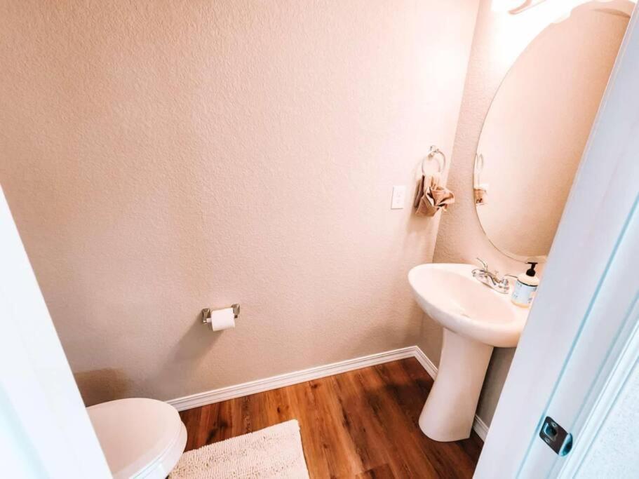 3 Min To Airport Gates Pet Friendly Townhouse Holiday home