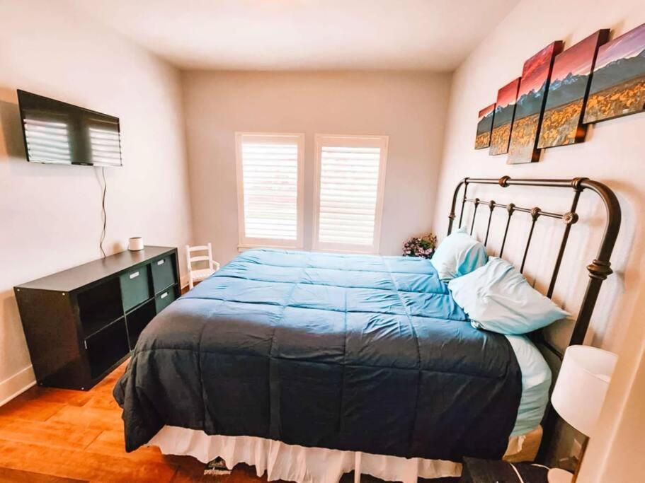 Large Pet Friendly Near The Broadmoor Holiday home *