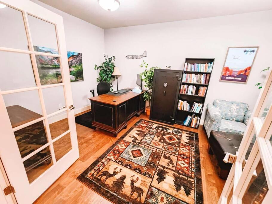 Large Pet Friendly Near The Broadmoor Holiday home Colorado Springs