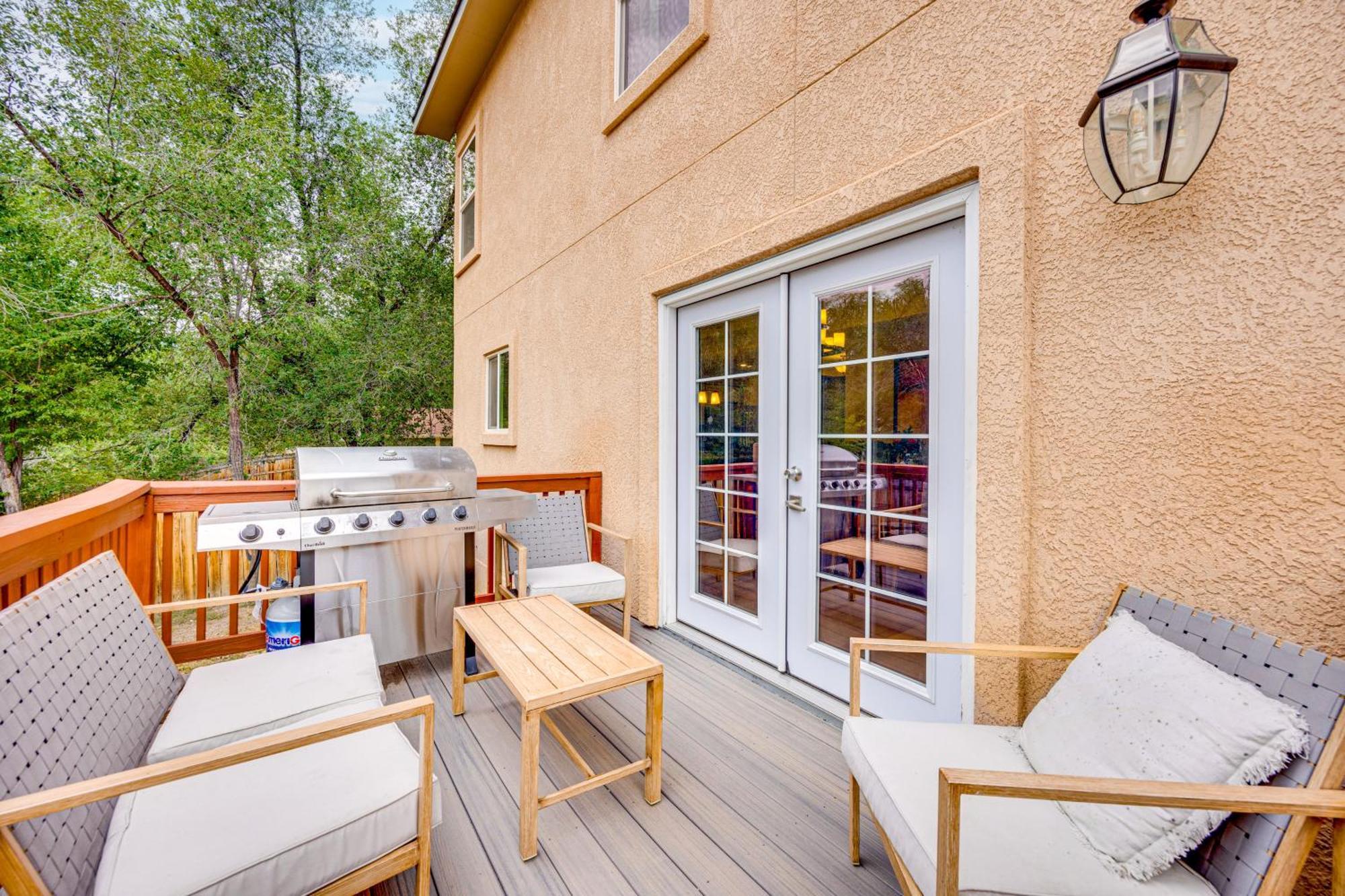 House With Balcony And Gas Grill Holiday home