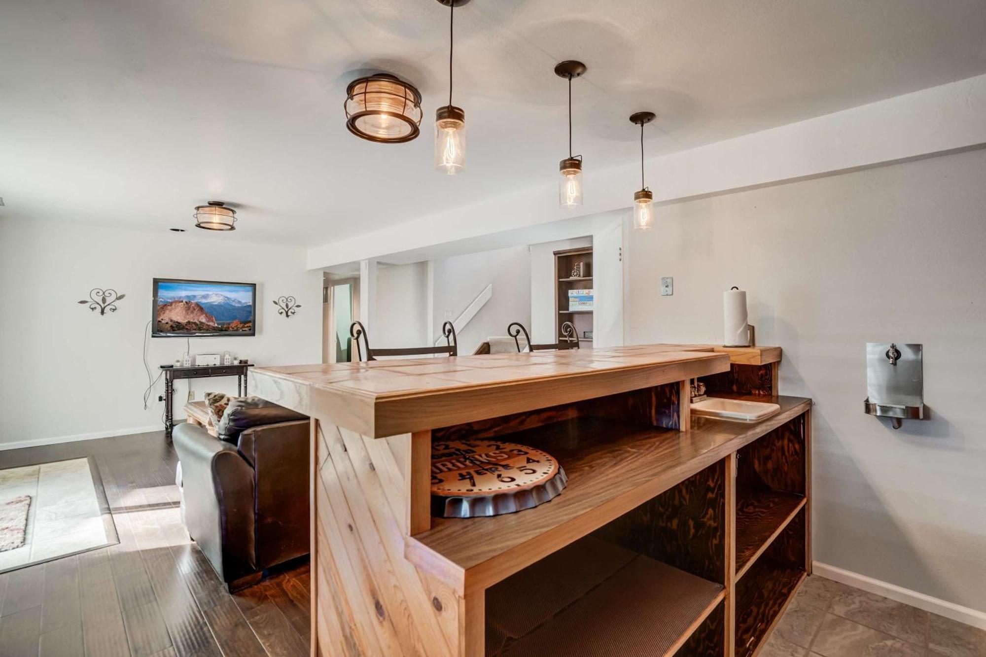 3bd Quiet Suburbs Restaurants & Parks Colorado Springs