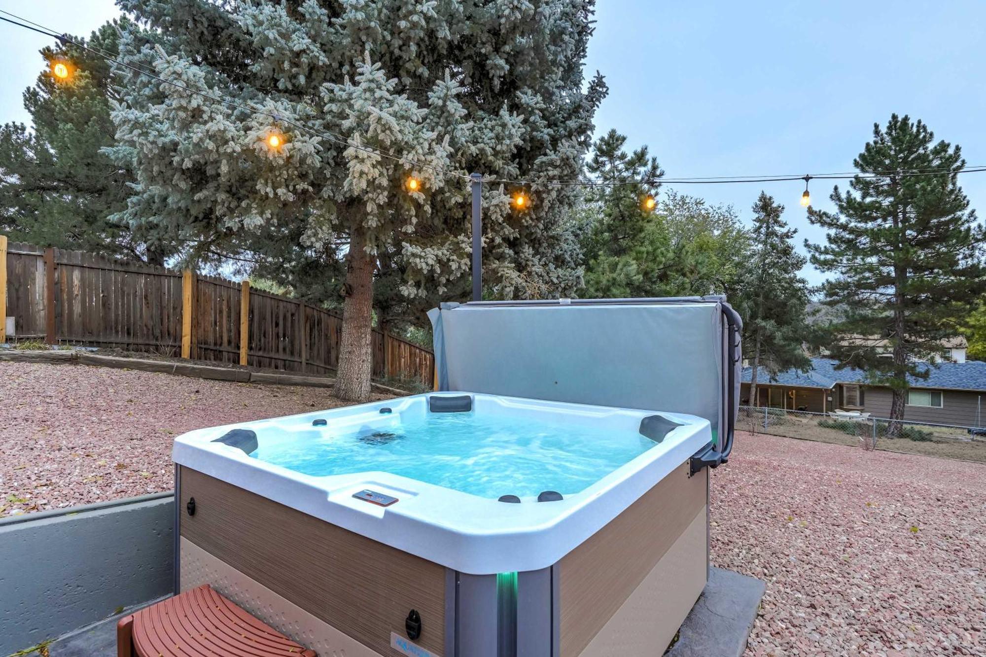 Luxury 5bd Retreat Hot Tub Fire Table Mtn Views Holiday home Colorado Springs