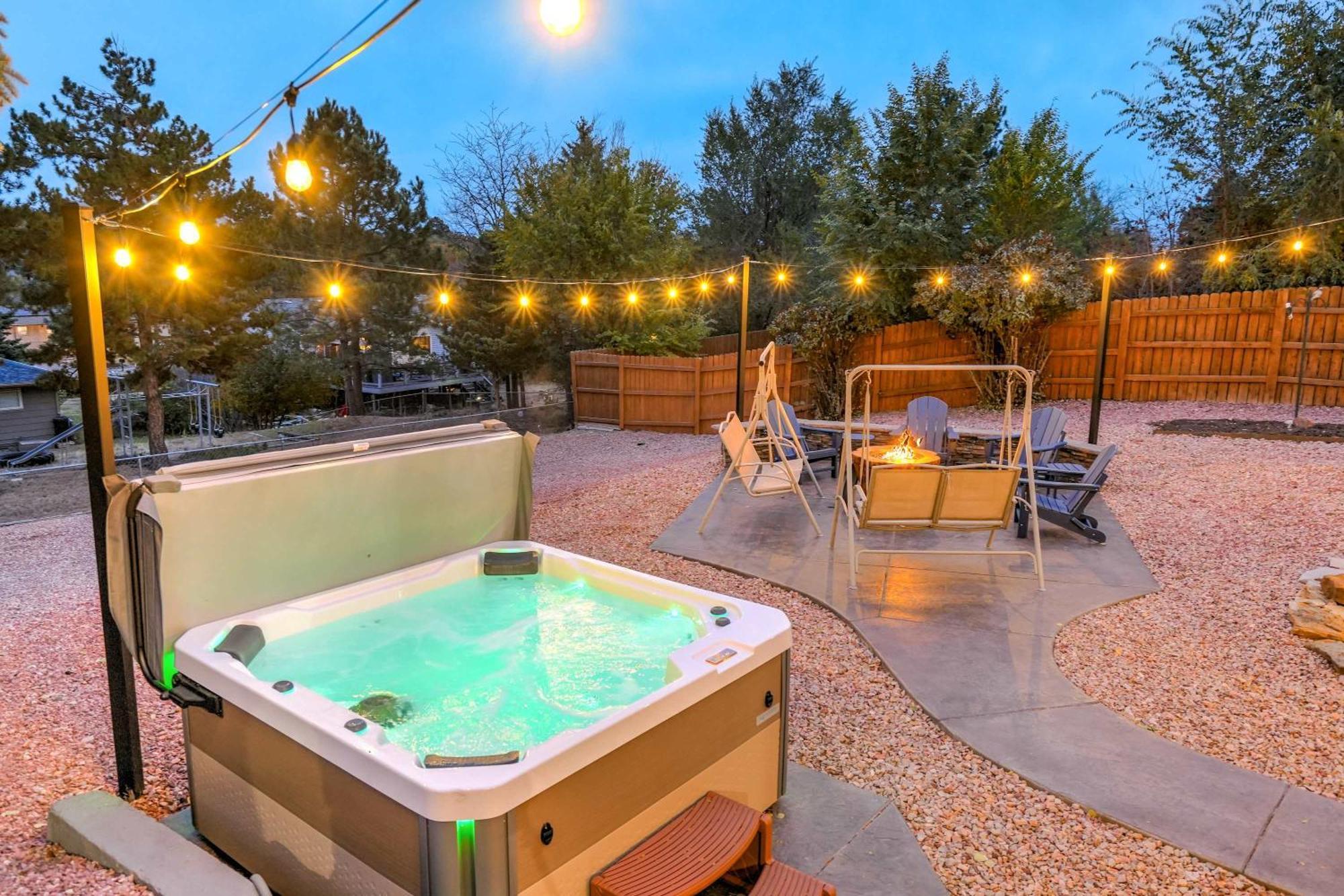 Luxury 5bd Retreat Hot Tub Fire Table Mtn Views Holiday home Colorado Springs