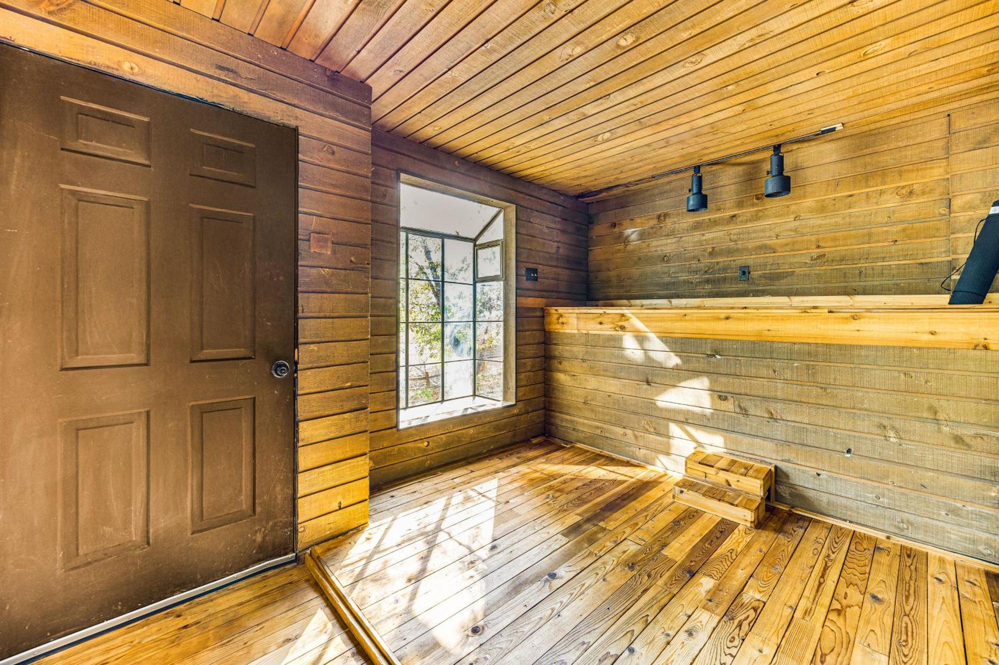 5 Mi To Area Attractions With Hot Tub Holiday home *