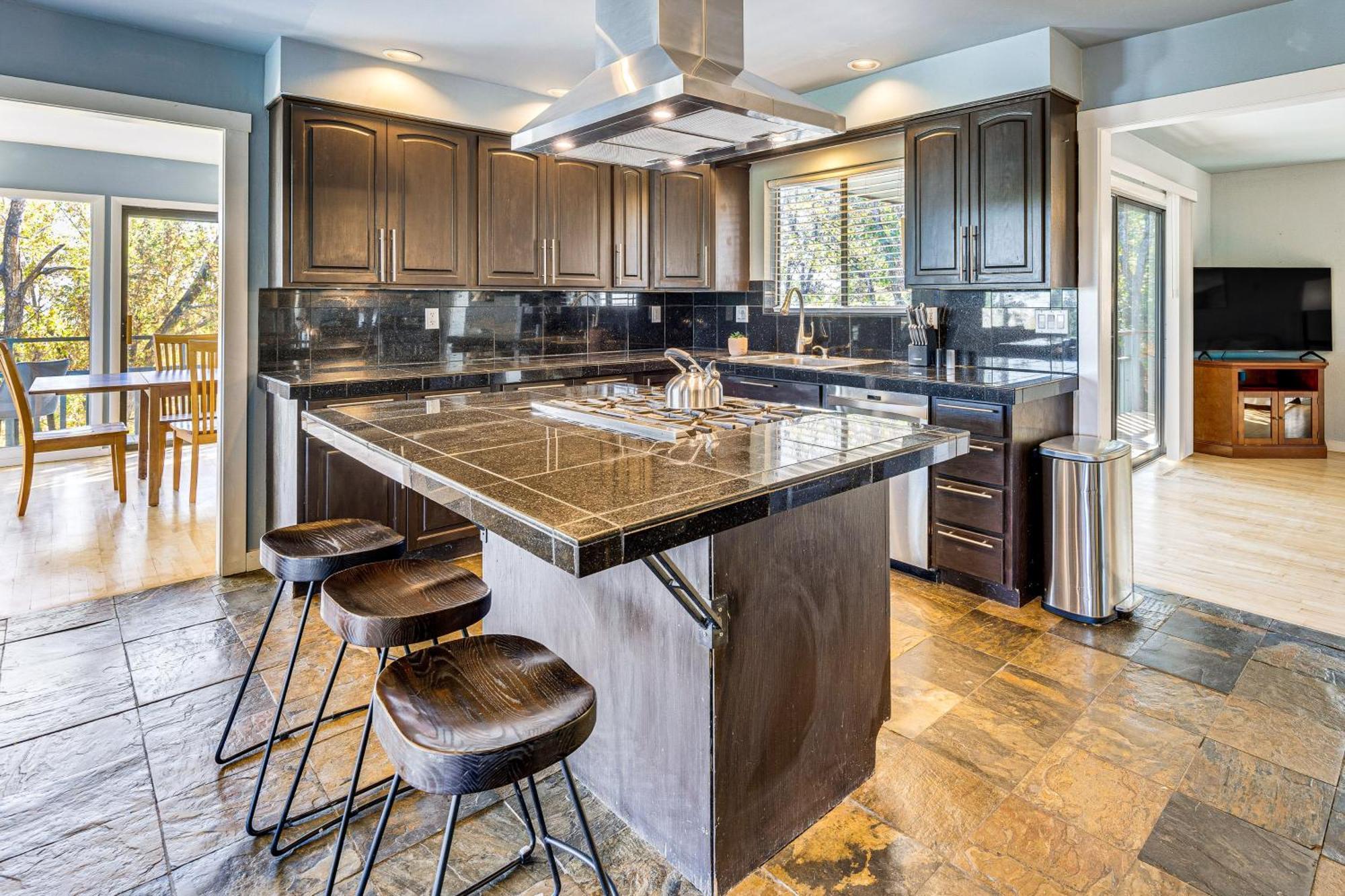 5 Mi To Area Attractions With Hot Tub Holiday home