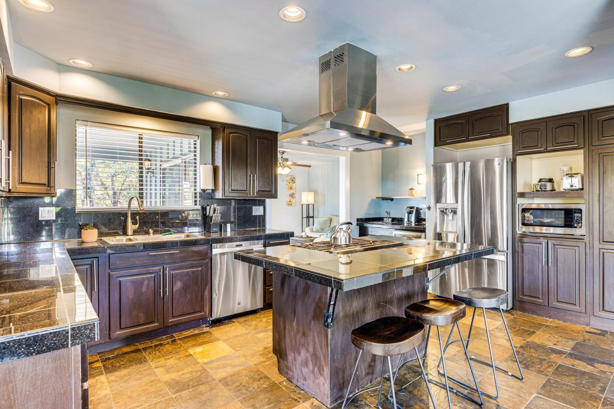 5 Mi To Area Attractions With Hot Tub Holiday home