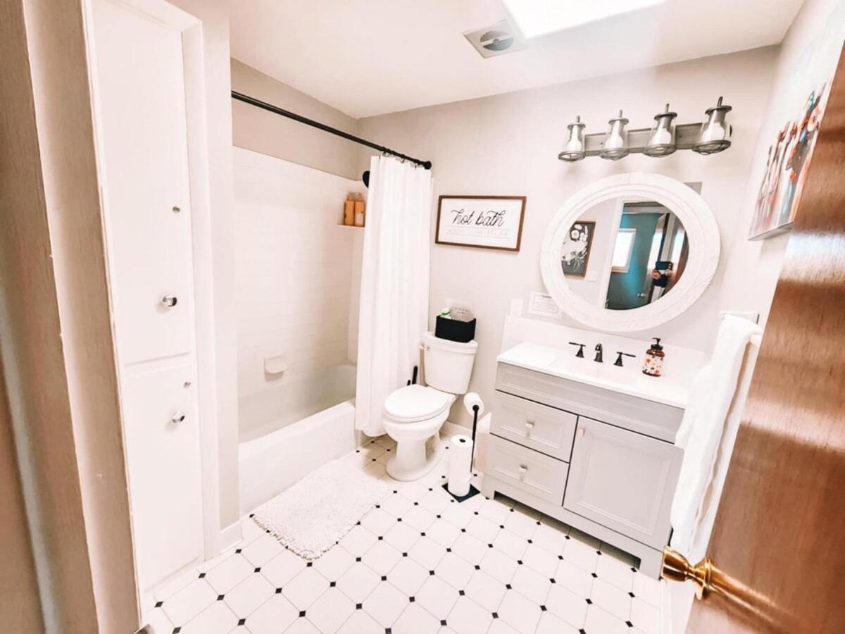 Pet Friendly Gorgeous Large 5 Bdrm Near