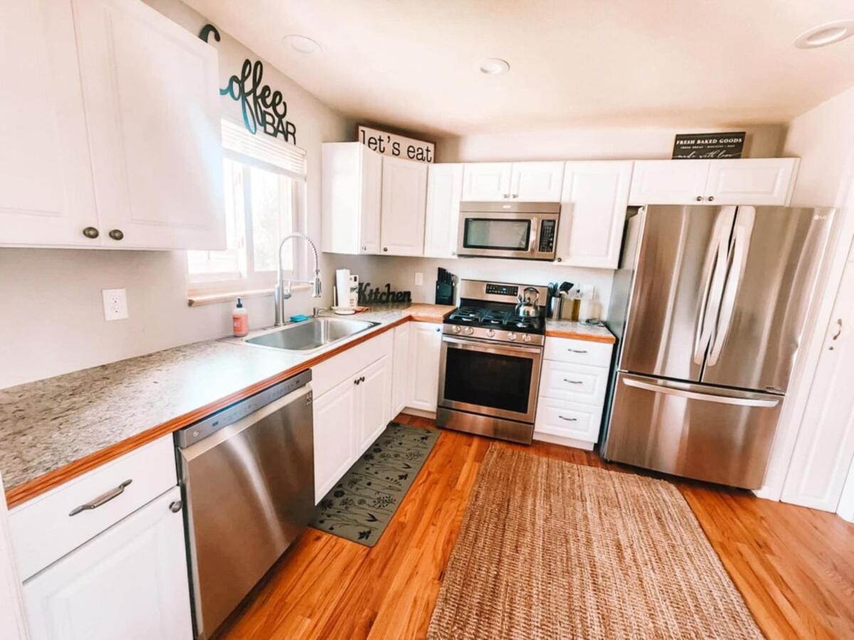 Pet Friendly Gorgeous Large 5 Bdrm Near *
