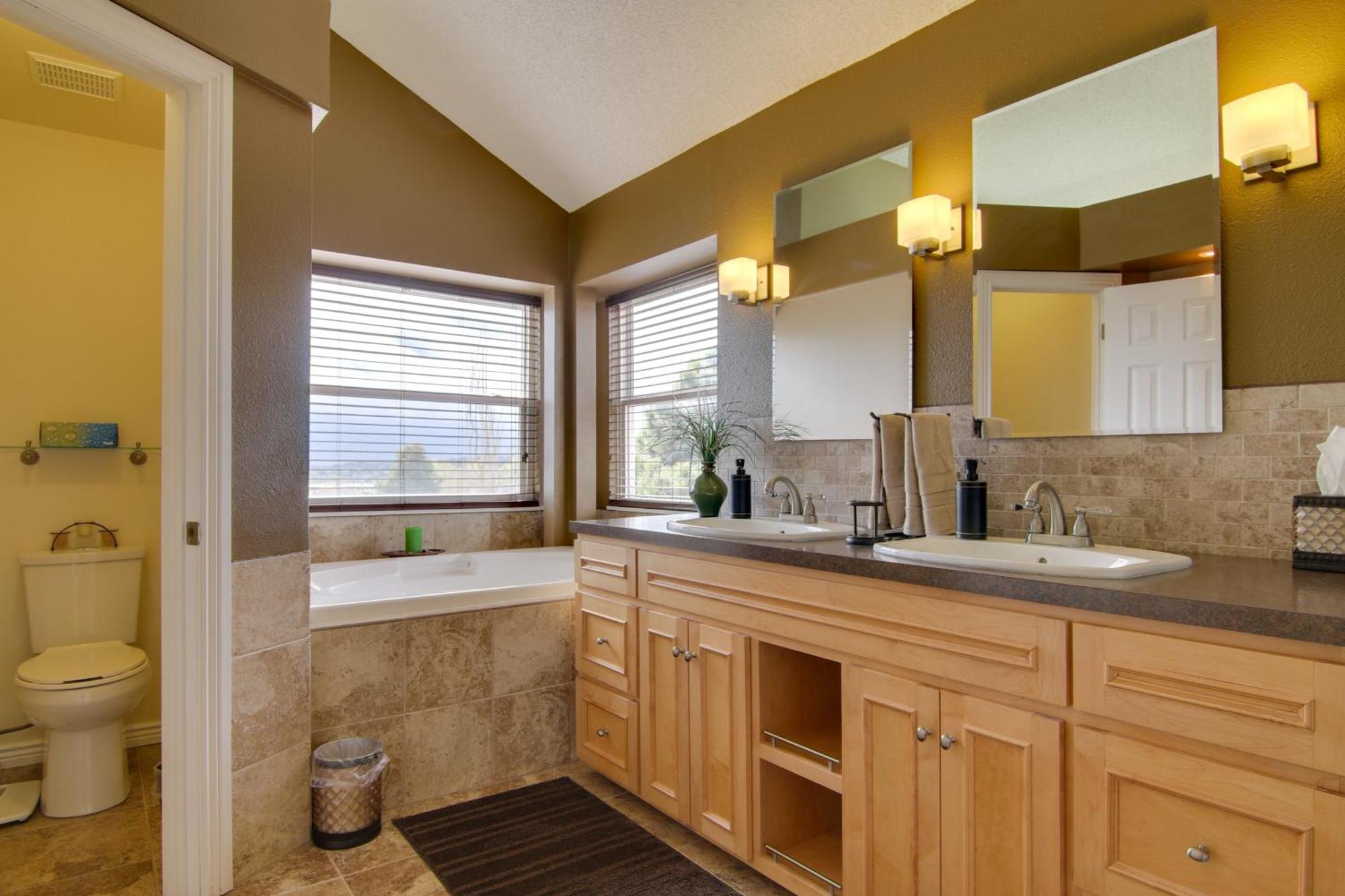 Cozy Abode 8 Mi To Downtown!