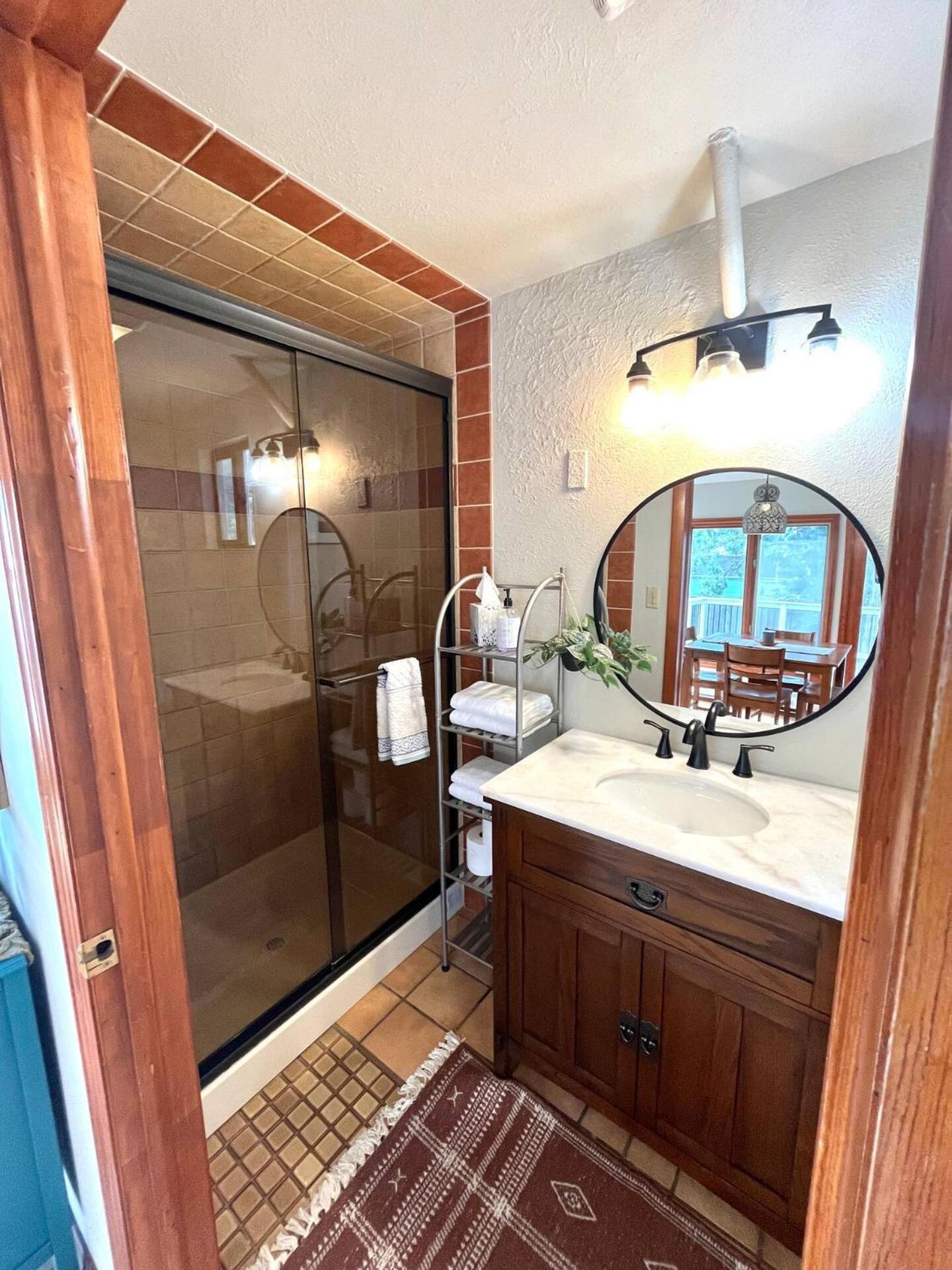 Cozy Gem, Fireplace, Pet-friendly *
