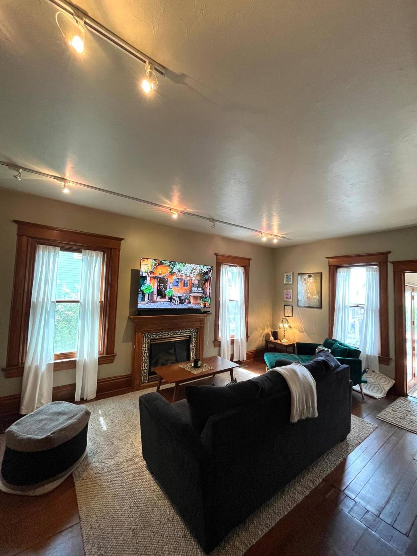 Cozy Gem, Fireplace, Pet-friendly