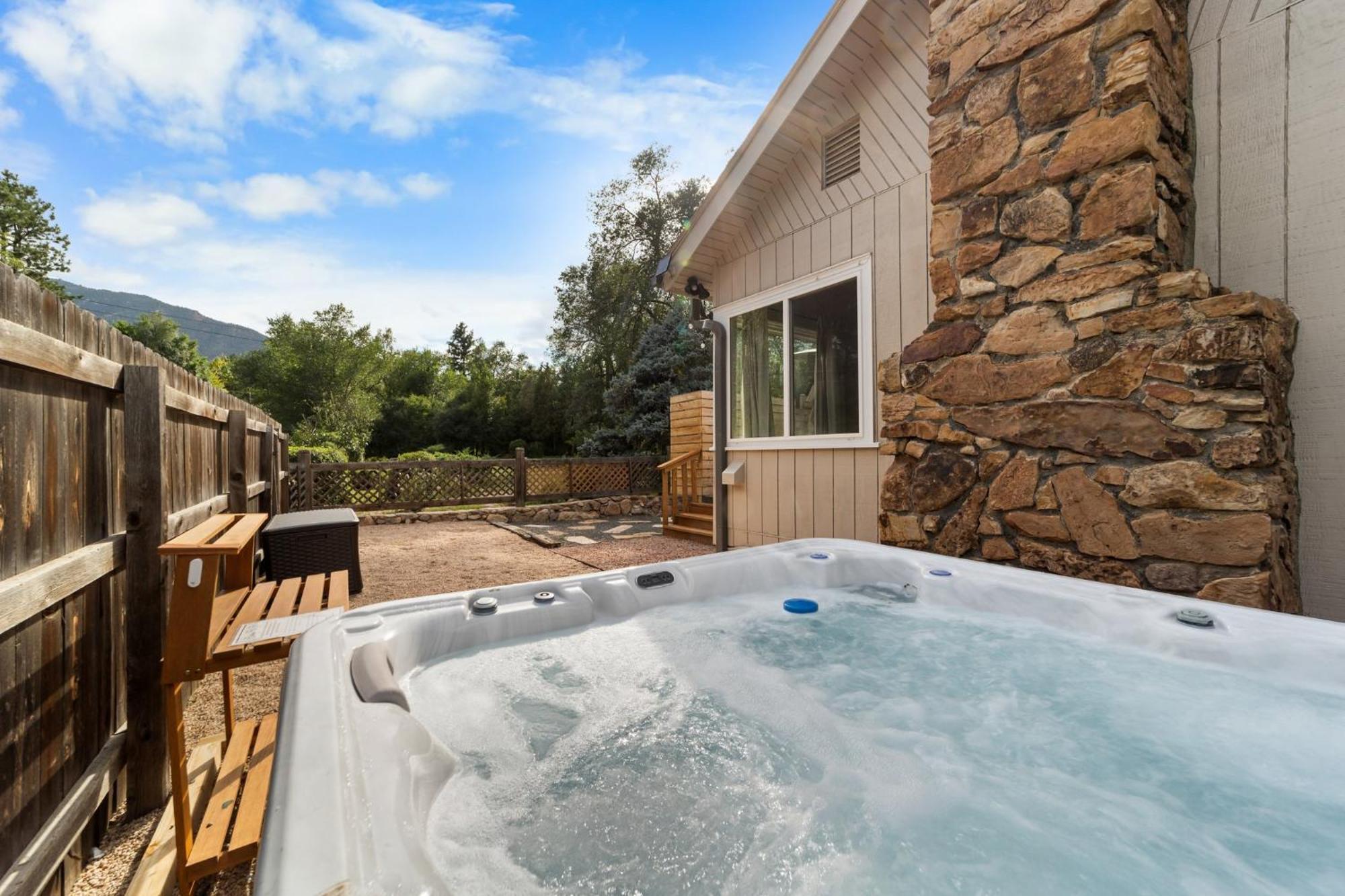 Canyon Retreat With Hot Tub 3min To Broadmoor Holiday home Colorado Springs