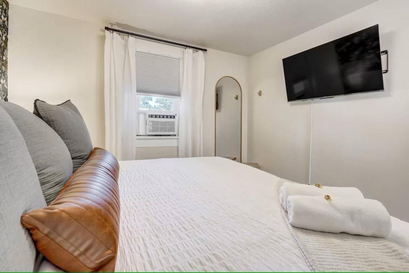 Contemp, Quaint Entire 2bd Unit Holiday home Colorado Springs