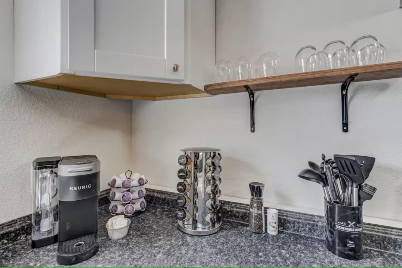 Holiday home Contemp, Quaint Entire 2bd Unit *