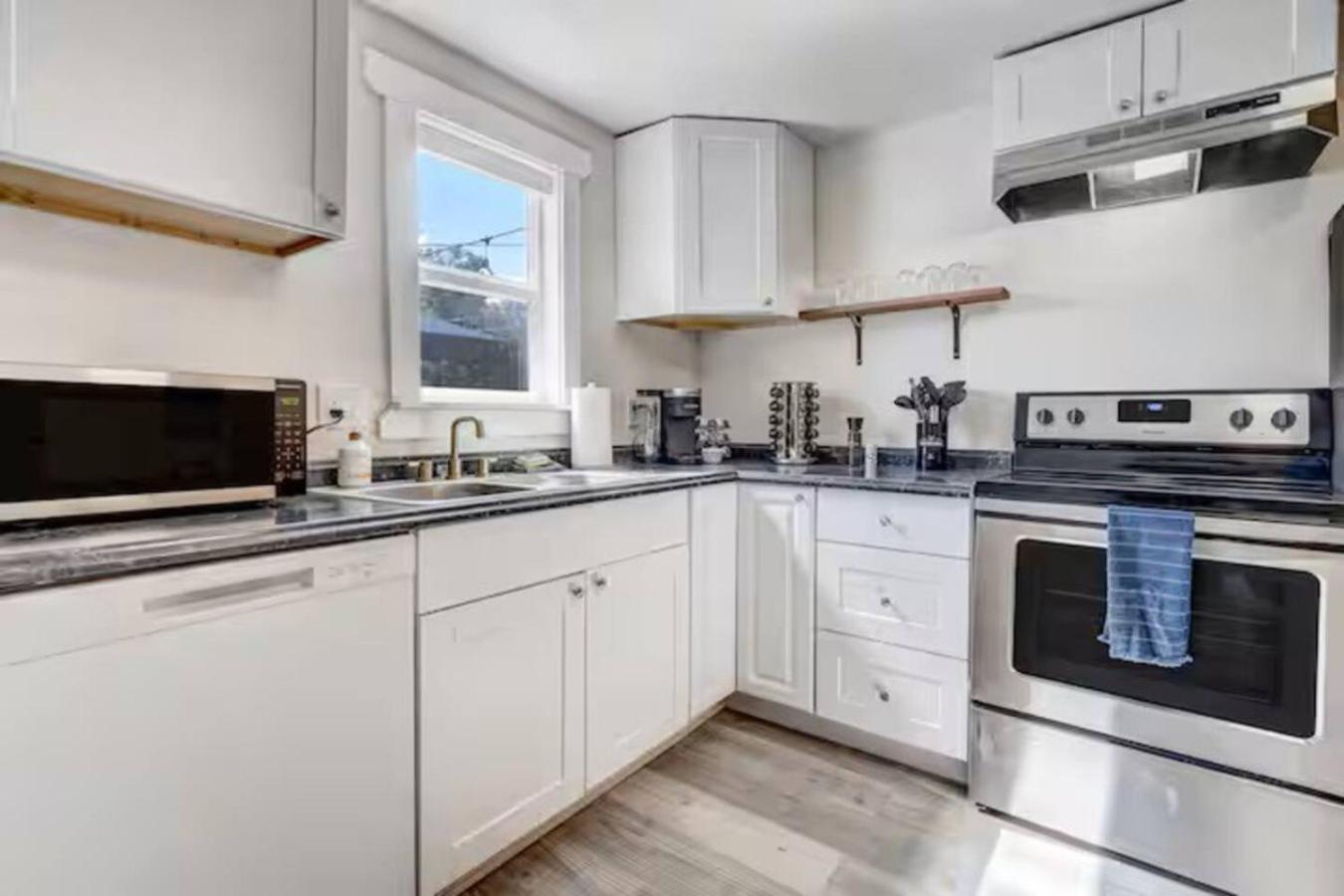 Contemp, Quaint Entire 2bd Unit Holiday home