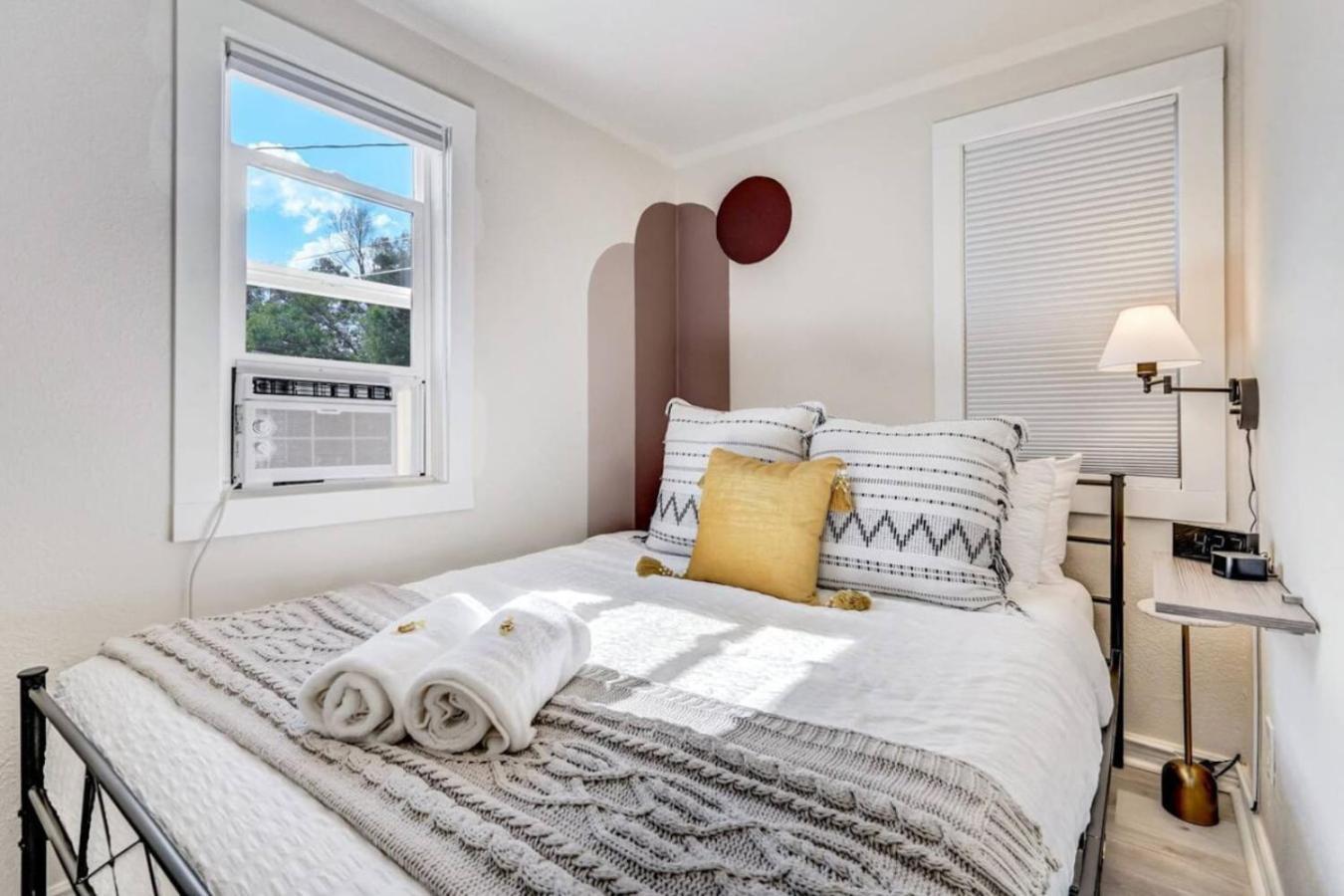 Contemp, Quaint Entire 2bd Unit Holiday home