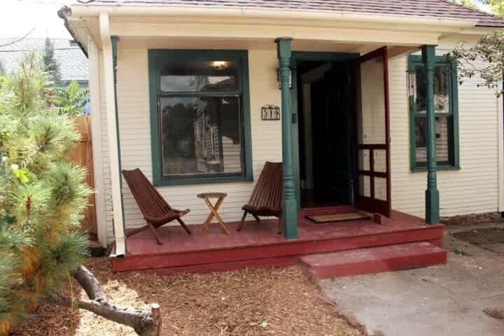Charming Downtown With Parking & Full Kitchen Apartment