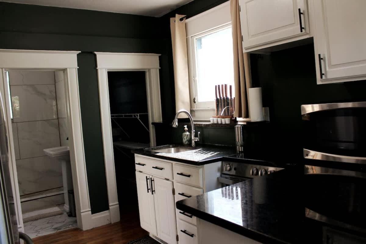 Charming Downtown With Parking & Full Kitchen Colorado Springs