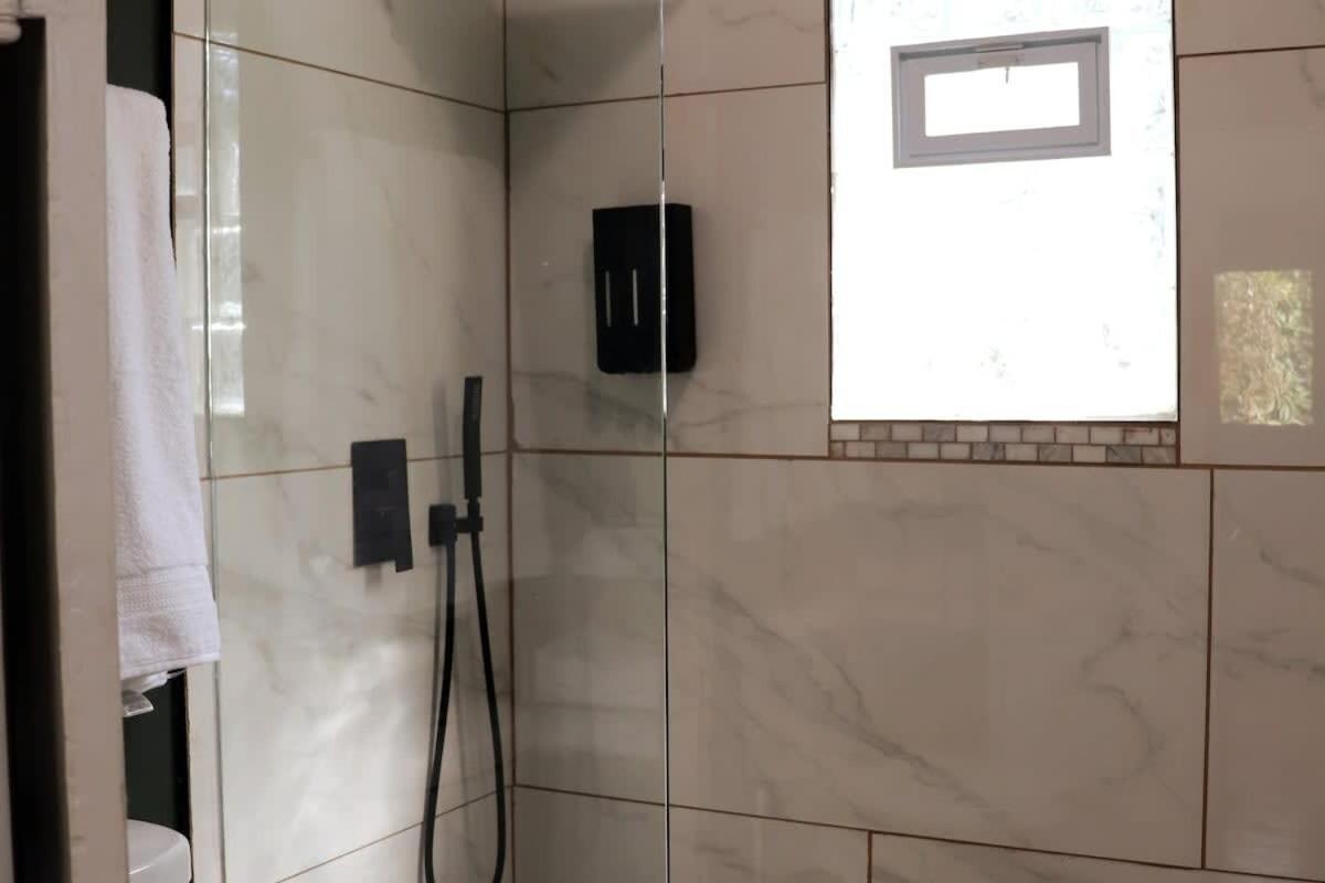 Charming Downtown With Parking & Full Kitchen Apartment *