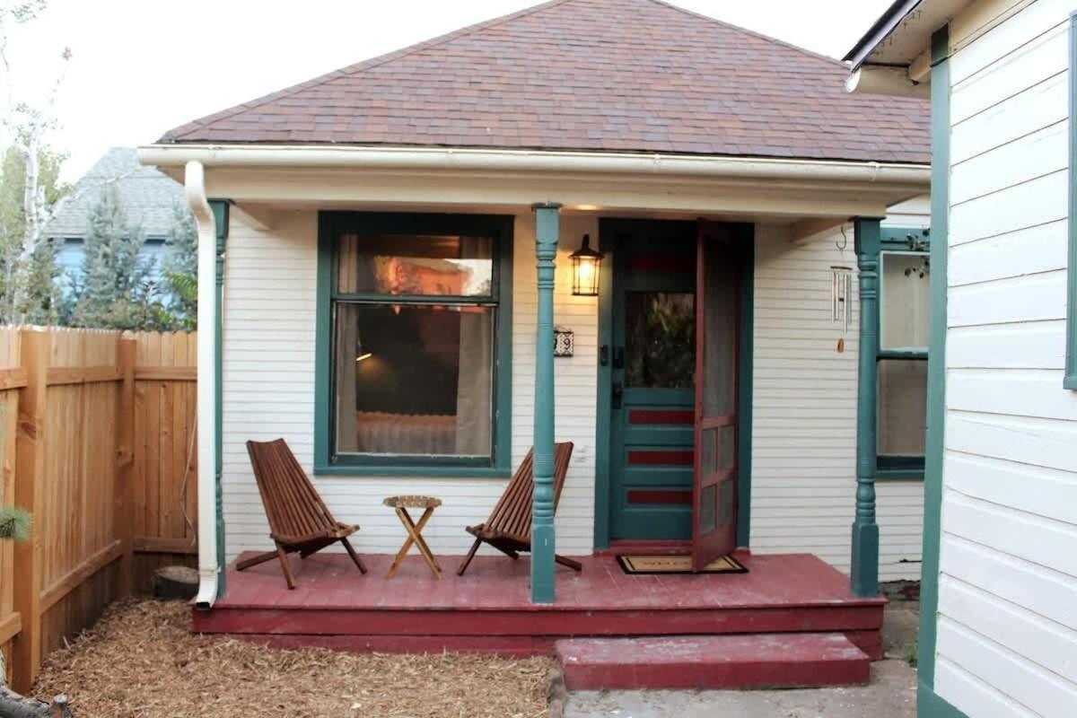Charming Downtown With Parking & Full Kitchen Apartment *