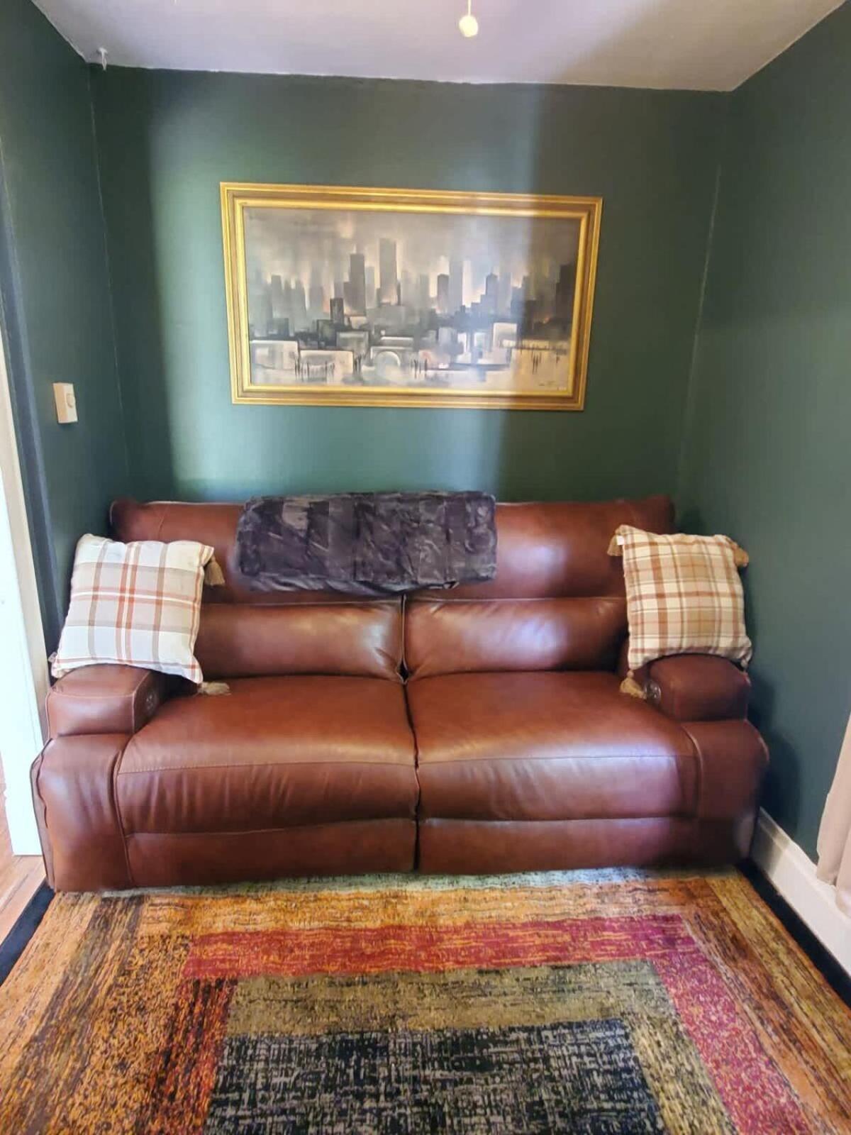 Charming Downtown With Parking & Full Kitchen Apartment *