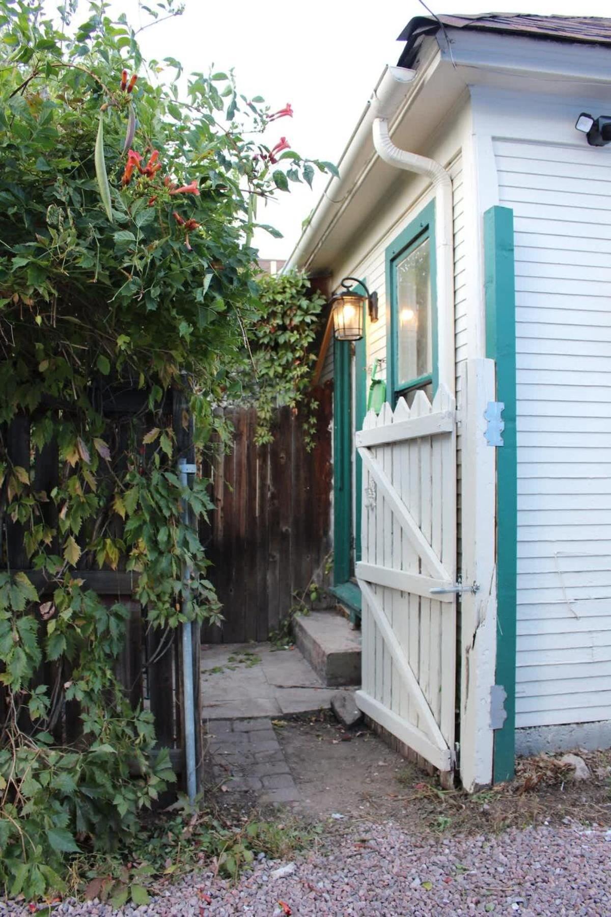 Charming Downtown With Parking & Full Kitchen Apartment
