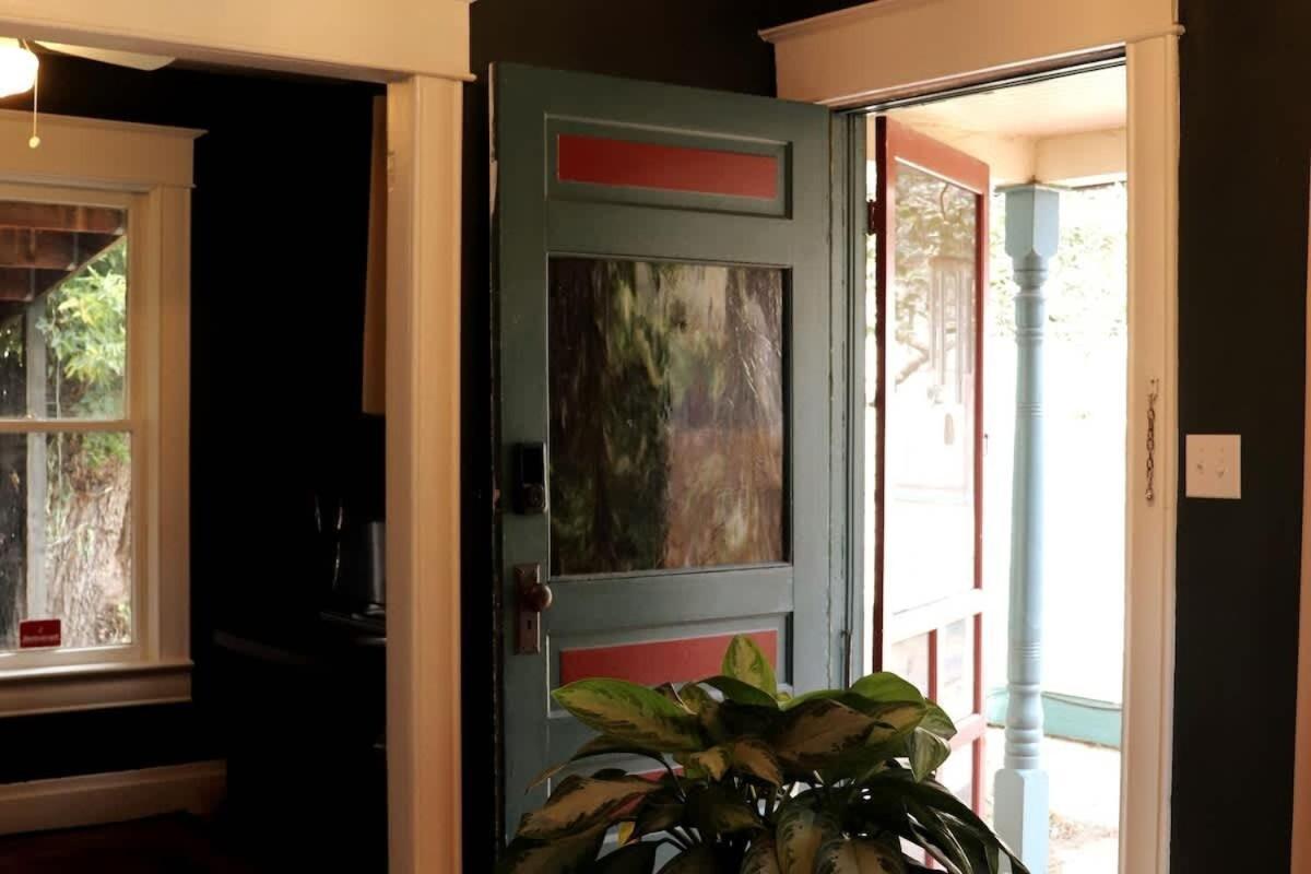 Charming Downtown With Parking & Full Kitchen Apartment *