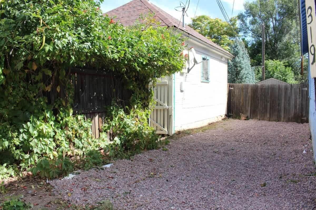 Charming Downtown With Parking & Full Kitchen *