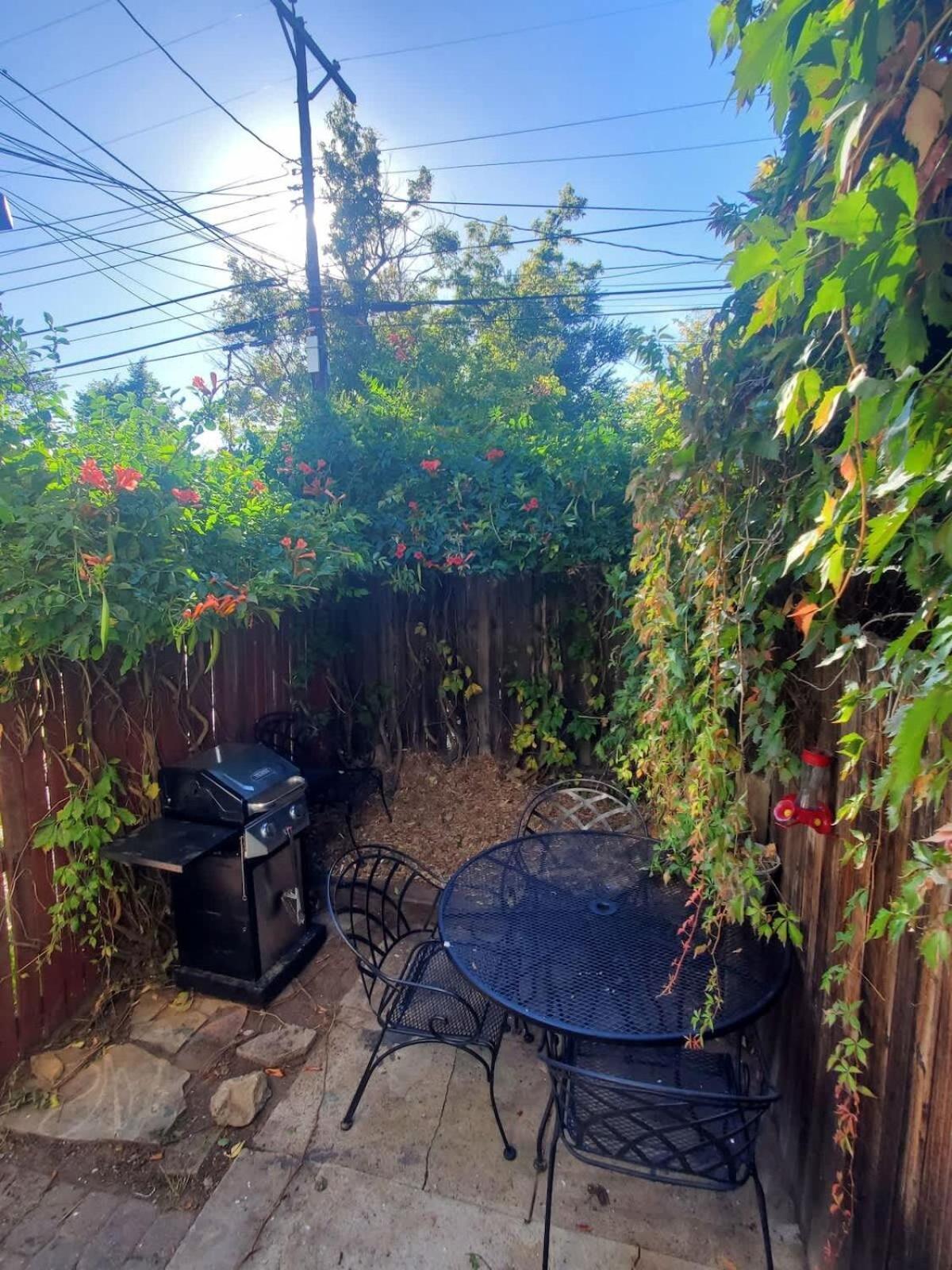 Charming Downtown With Parking & Full Kitchen
