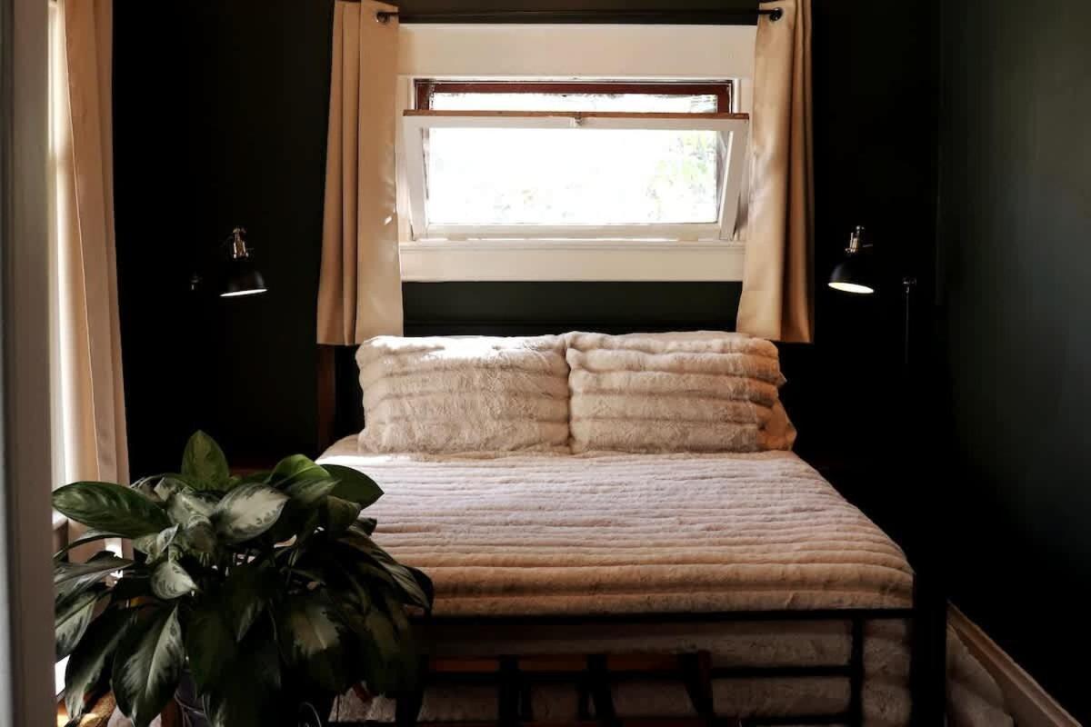 Apartment Charming Downtown With Parking & Full Kitchen *