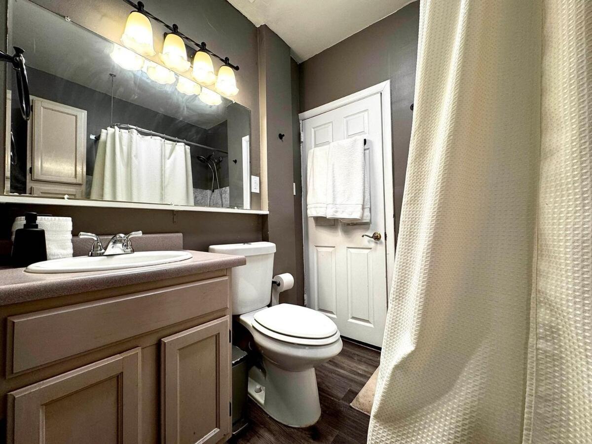 Spacious 2-bedroom Near Downtown Apartment *