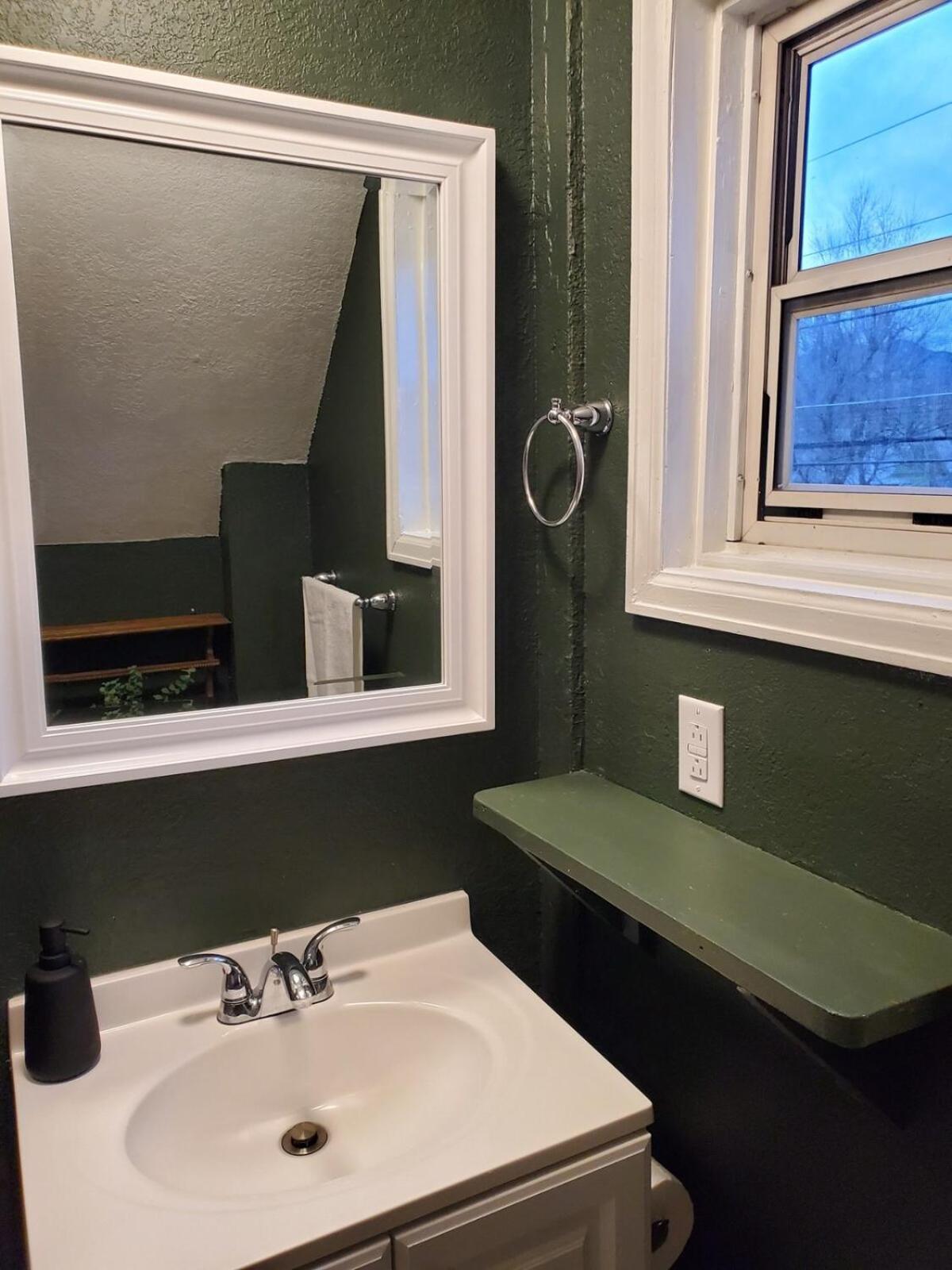 Cozy 1-bedroom Townhouse Near Downtown Apartment