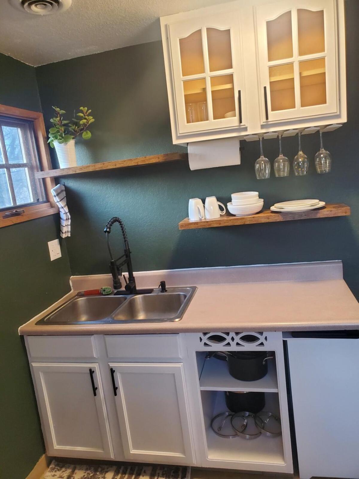 Cozy 1-bedroom Townhouse Near Downtown Apartment Colorado Springs