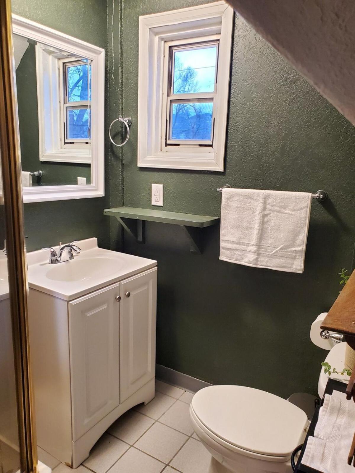 Cozy 1-bedroom Townhouse Near Downtown Apartment *