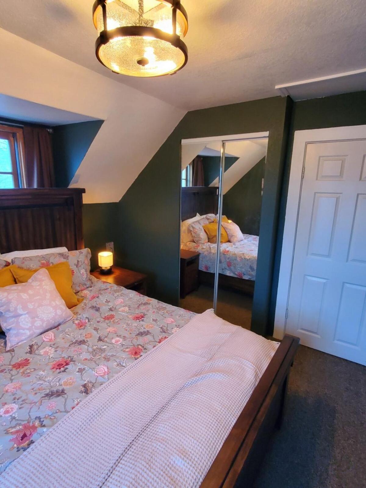 Cozy 1-bedroom Townhouse Near Downtown Apartment