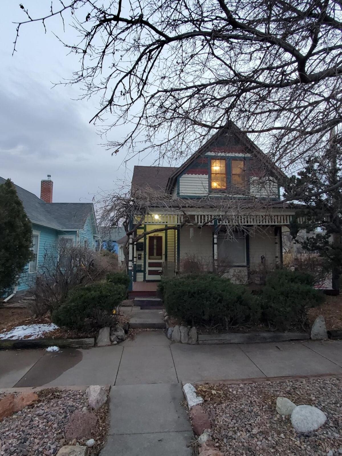 Cozy 1-bedroom Townhouse Near Downtown Apartment Colorado Springs
