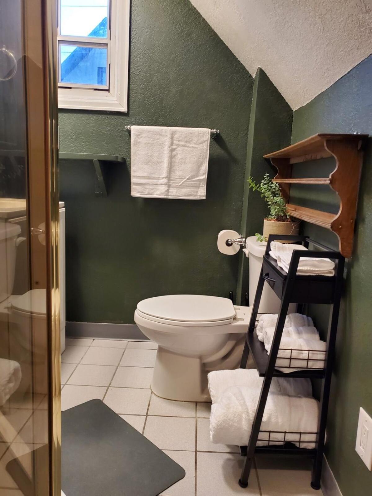 Cozy 1-bedroom Townhouse Near Downtown Apartment